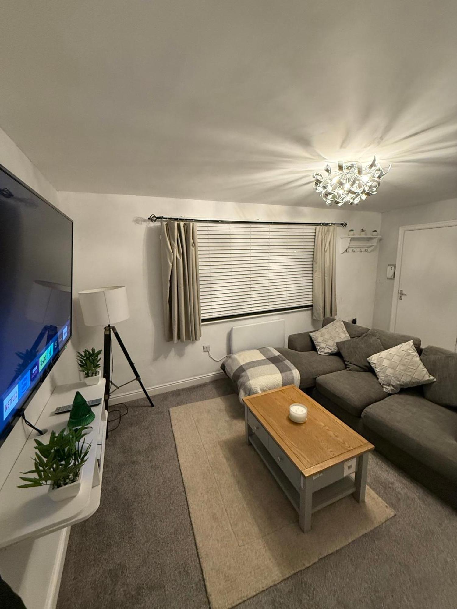 The Airport Flat - Newly Renovated & Free Parking Leilighet Leeds  Eksteriør bilde