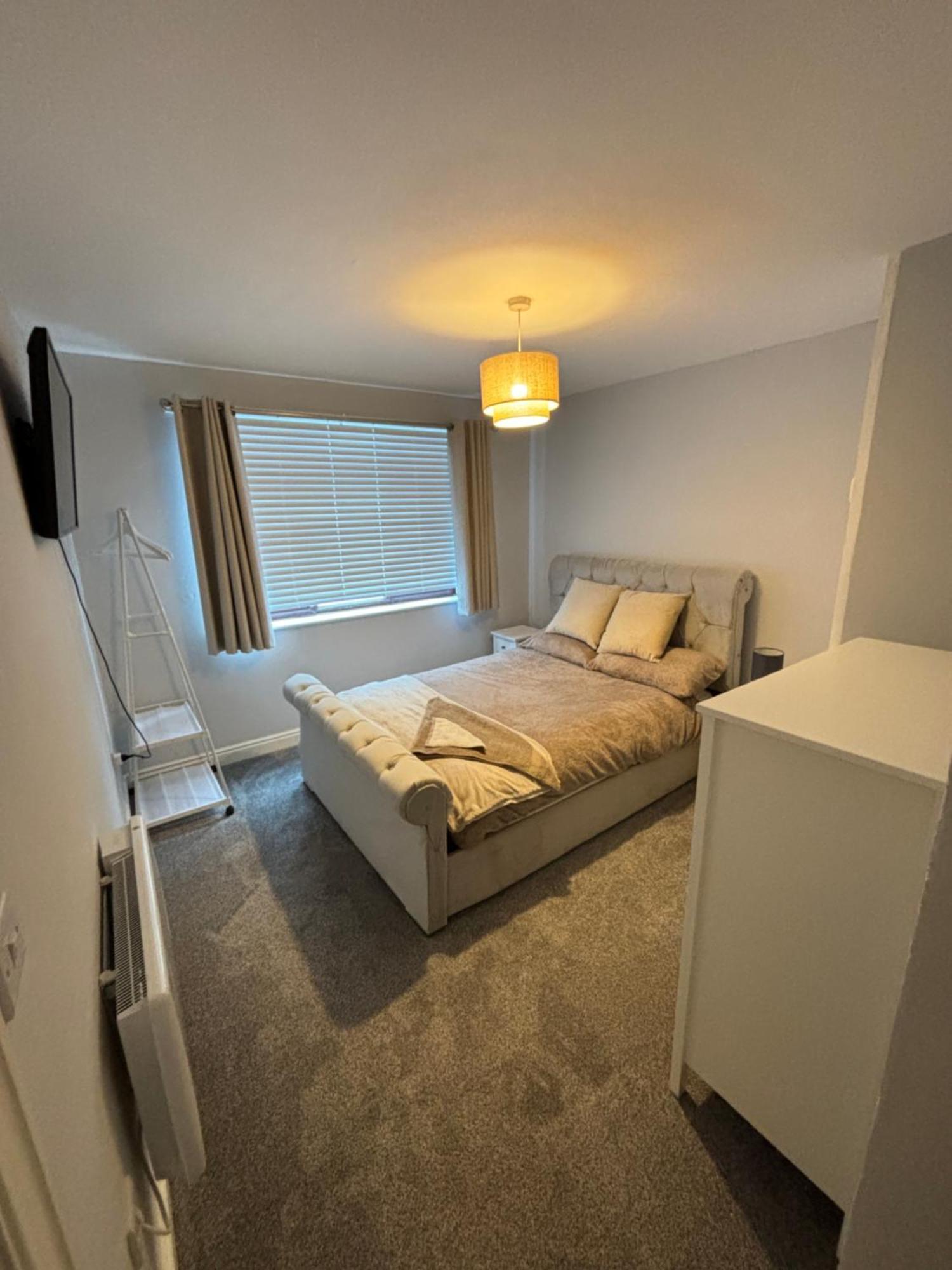 The Airport Flat - Newly Renovated & Free Parking Leilighet Leeds  Eksteriør bilde